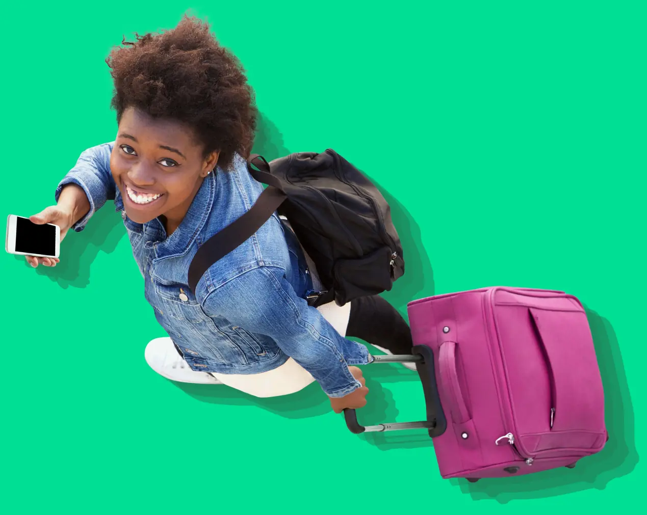Une femme avec une valise avec son téléphone portable
