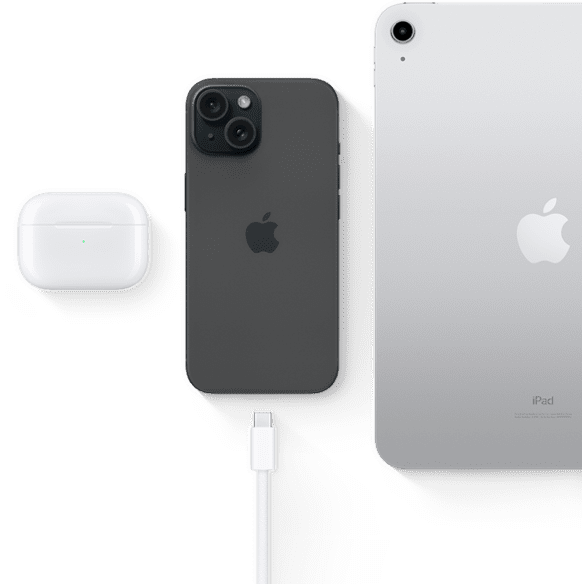iPhone 15 avec connecteur USB-C montrant qu’il peut aussi être utilisé avec des AirPods Pro et un iPad