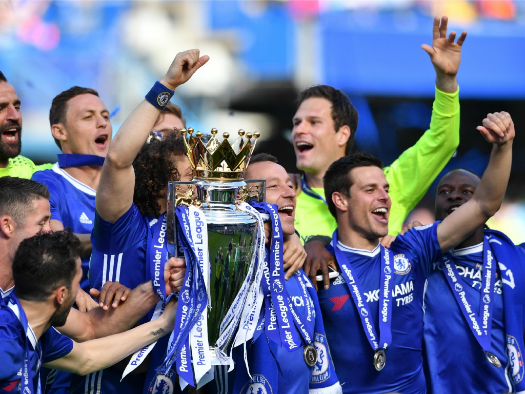 Chelsea soulève le trophée de la Premier League en mai 2017