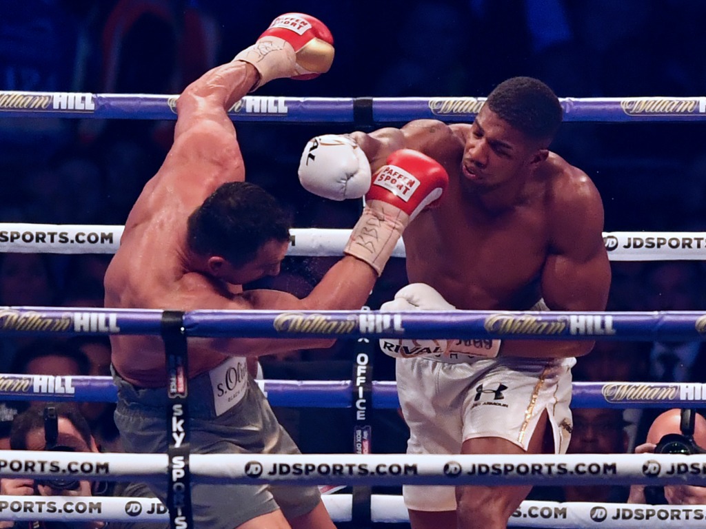 Anthony Joshua (de face) et Wladimir Klitschko lors de leur combat à Wembley