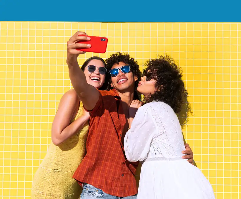 Un groupe d'amis prenant un selfie au soleil