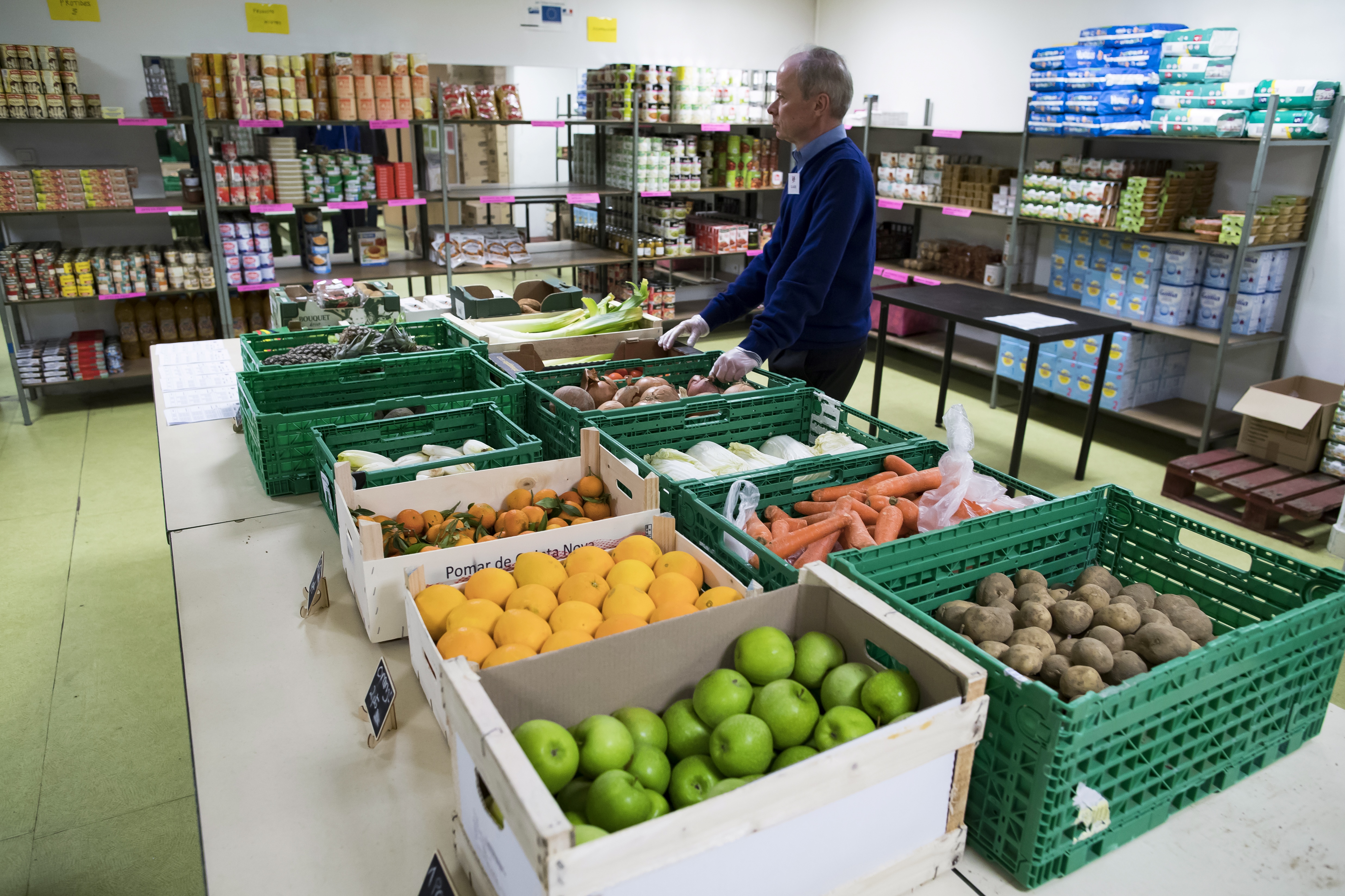 Nice : des gendarmes offrent une centaine de caisses de fruits et légumes saisies aux Restos du Coeur Nice : des gendarmes offrent une centaine de caisses de fruits et légumes saisies aux Restos du Coeur