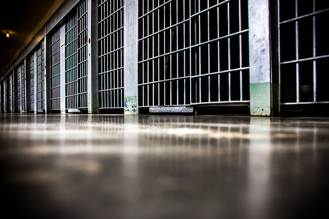 Etats-Unis: trois gardiens de prison inculpés pour avoir laissé un détenu mourir de soif