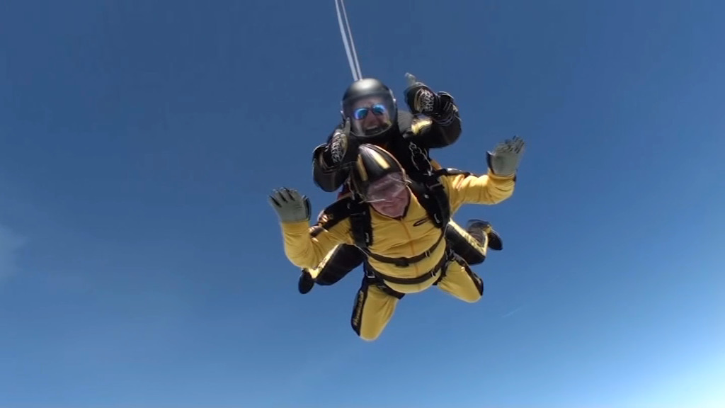 Saut en parachute record pour un homme de 101 ans