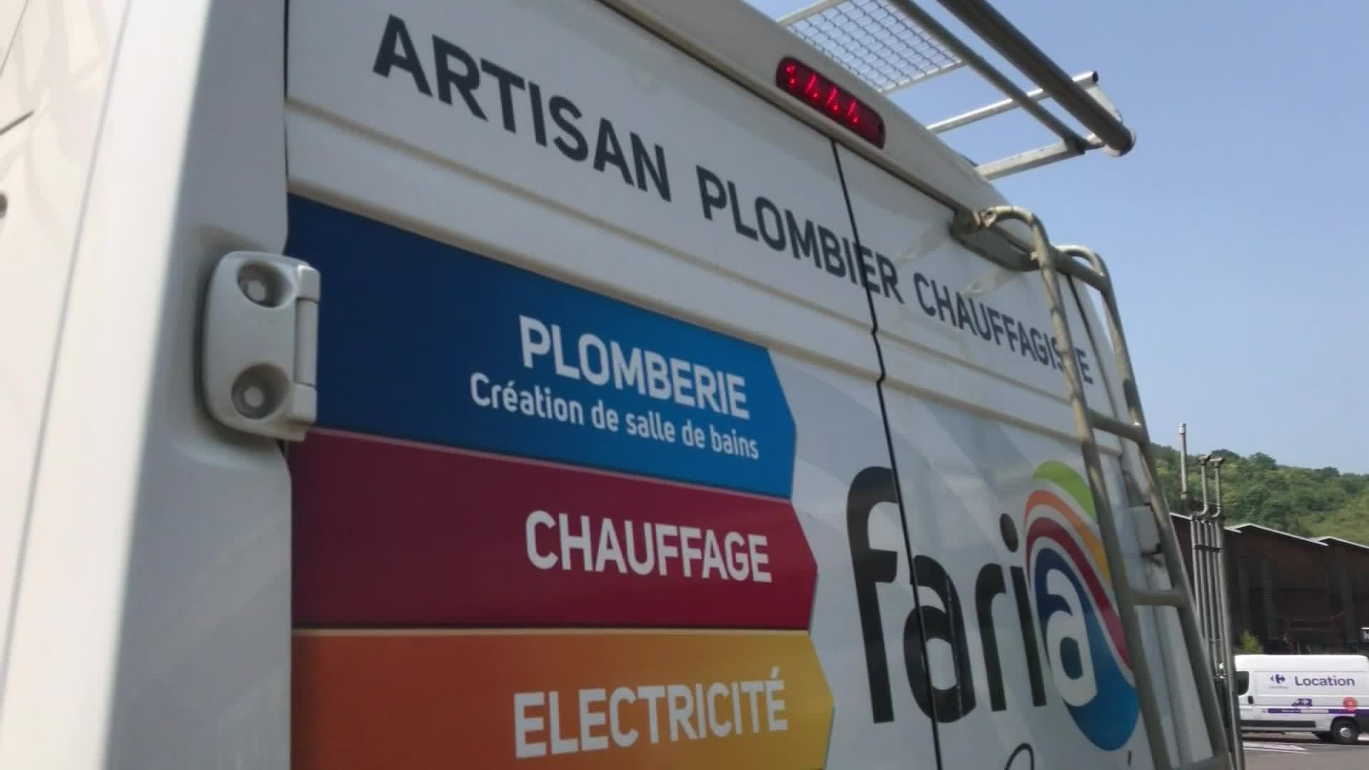 EN VIDEO - Prix des carburants: une élue locale appelle le gouvernement à "baisser les taxes"