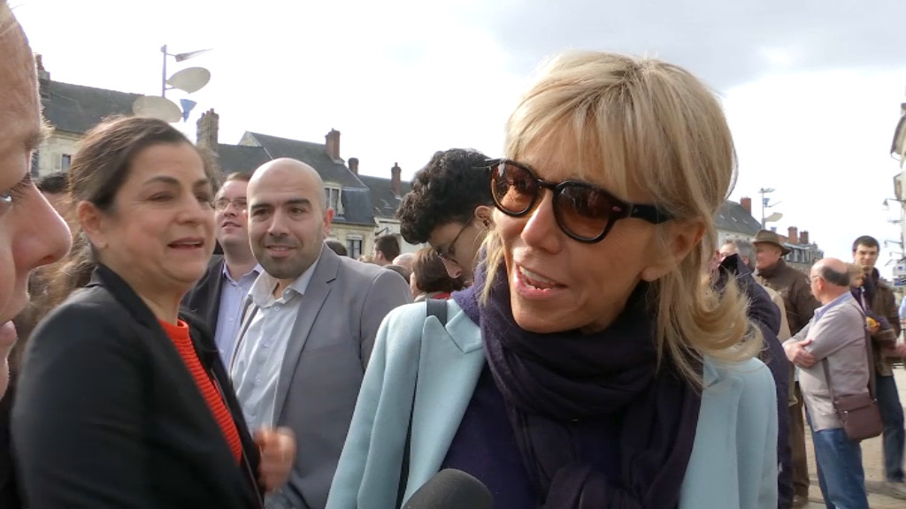 Brigitte Macron arrive à l'Elysée dans un ensemble Vuitton