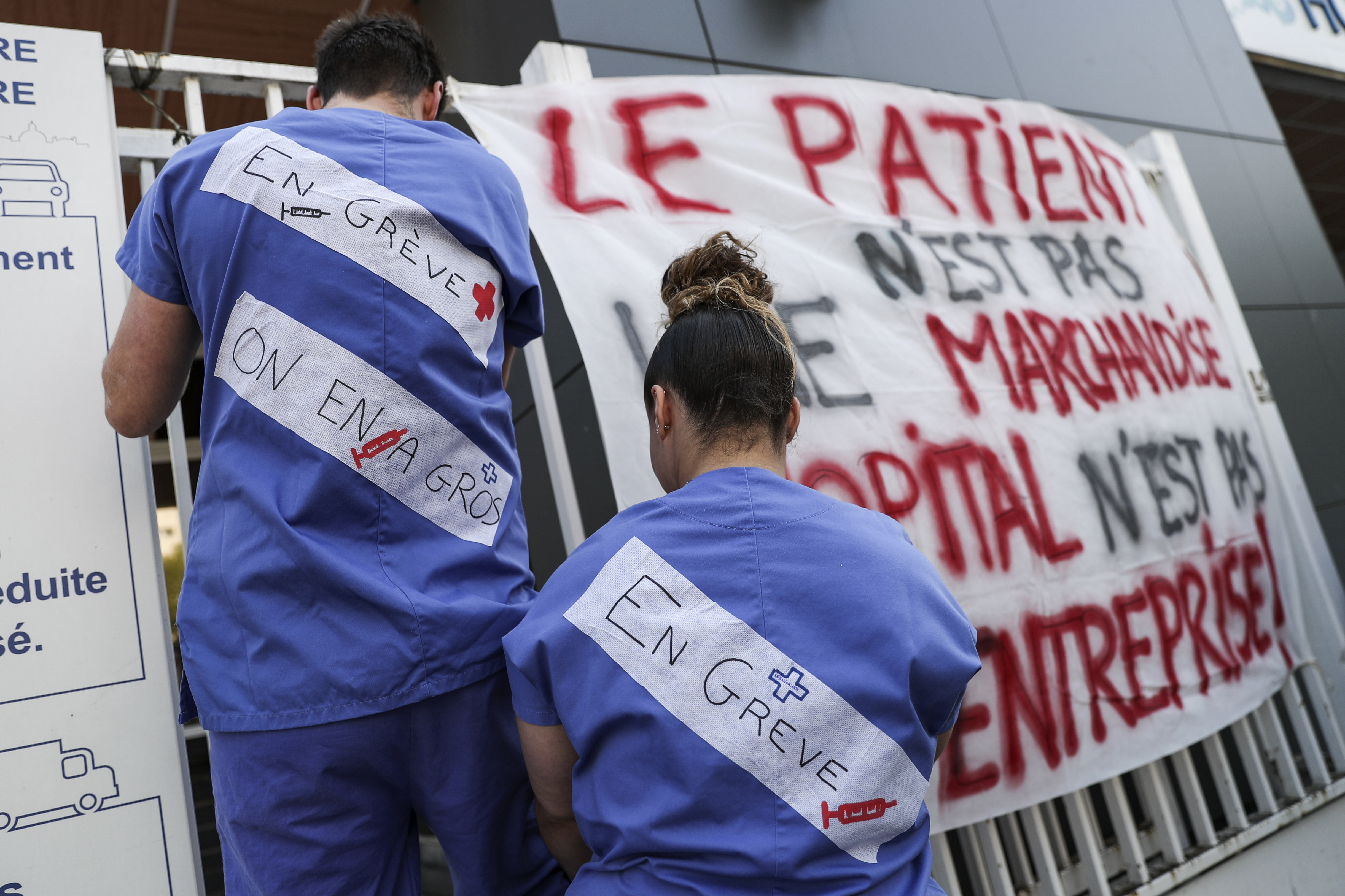 Des personnels soignants en grève devant l'hôpital de la Pitie-Salpetriere, à Paris.