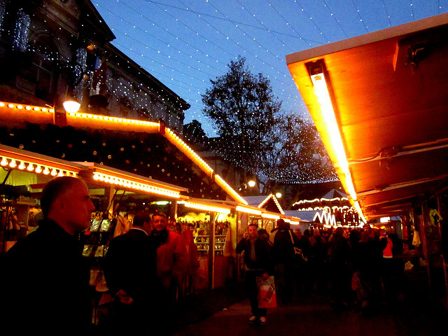 EN IMAGES - Lille: le nom d'un stand du marché de Noël fait scandale