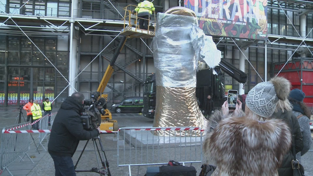 EN VIDEO - "Le Pouce" gigantesque de César s'invite sur le parvis de Beaubourg