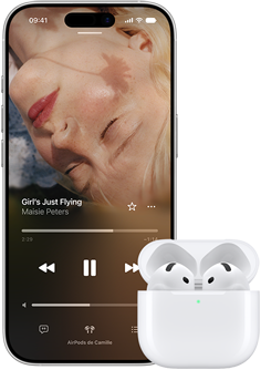 Un iPhone à côté d’AirPods dans leur boîtier de charge, le boîtier est ouvert