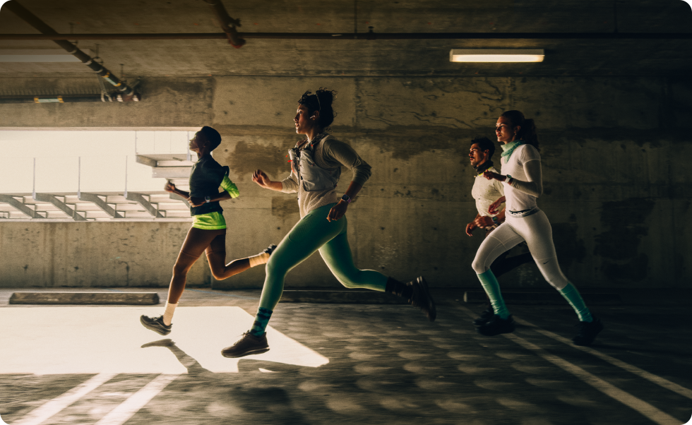 Un groupe de personnes court en ville, chacune d’entre elles porte une Apple Watch Series 12