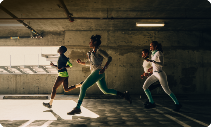 Un groupe de personnes court en ville, chacune d’entre elles porte une Apple Watch Series 12