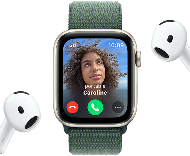 Appel entrant sur une Apple Watch SE, à côté d’une paire d’AirPods