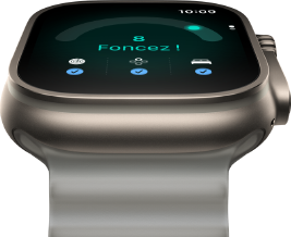 Apple Watch Ultra 4, boîtier en titane, finition naturelle, score de préparation de 8, côté droit, Digital Crown, bouton latéral en saillie, Bracelet Océan, gris translucide