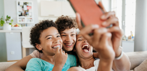 Trois enfants se prenant en selfie