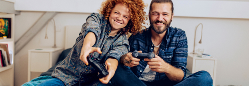 Un homme et une femme jouant à un jeu sur console