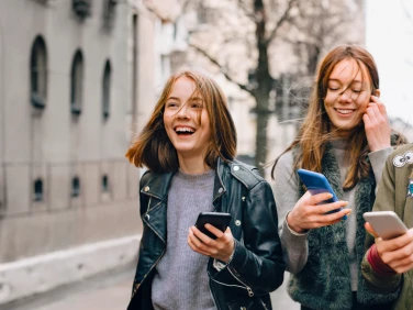 Des adolescentes avec leurs smartphones