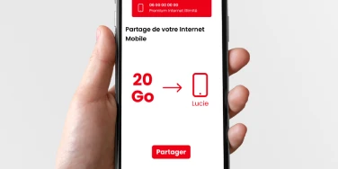 Visuel d'un smartphone avec un écran qui montre la possibilité de partager jusqu'à 100 Go vers les lignes 2H 100 Mo et/ou 5 Go de son foyer 