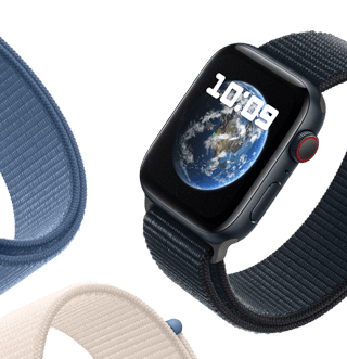 Apple Watch SE avec bracelet Boucle Sport affichant le fond d’écran Astronomie avec la planète Terre.