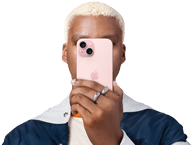 Une personne tient un iPhone 15 devant son visage pour dissimuler son identité