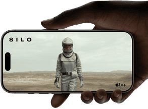 Une main tient un iPhone 17 Pro, argent, à l’horizontale, lecture vidéo sur l’écran bord à bord illustrant l’autonomie
