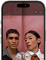 Écran de l’iPhone 17 Pro montrant la fonctionnalité Cadre centré pour les photos et comment faire un selfie d’un groupe de personnes dont le visage est mis en valeur
