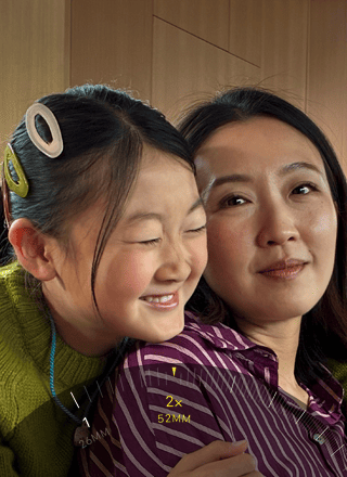 Fonctionnalité Téléobjectif 2x en cours d’utilisation pour zoomer sur une montagne couverte d’arbres et de végétation