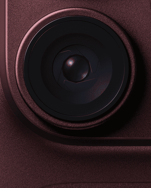 Objectif à ouverture variable de la caméra principale présenté sur un iPhone 18 Pro bordeaux