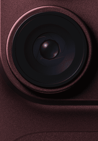 Objectif à ouverture variable de la caméra principale présenté sur un iPhone 18 Pro bordeaux