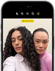 iPhone 18 Pro, noir, face avant, affichant deux modèles qui posent pour la caméra, mettant en avant la caméra avant Center Stage