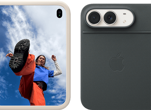 iPhone Duo, finition blanc stellaire dans une coque en silicone sable, mode paysage, entièrement ouvert en position horizontale, double caméra Fusion en haut à gauche, une coque recouvre la face extérieure arrière et le bord de l’écran interne, le côté droit présente l’écran externe affichant l’image d’une personne. iPhone Duo, finition blanc stellaire, appuyé sur le Folio marine avec support, complètement ouvert à l’horizontale ; la face extérieure arrière met en évidence la double caméra Fusion 48 MP, deux objectifs