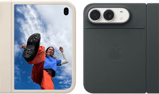 iPhone Duo, finition blanc stellaire dans une coque en silicone sable, mode paysage, entièrement ouvert en position horizontale, double caméra Fusion en haut à gauche, une coque recouvre la face extérieure arrière et le bord de l’écran interne, le côté droit présente l’écran externe affichant l’image d’une personne. iPhone Duo, finition blanc stellaire, appuyé sur le Folio marine avec support, complètement ouvert à l’horizontale ; la face extérieure arrière met en évidence la double caméra Fusion 48 MP, deux objectifs