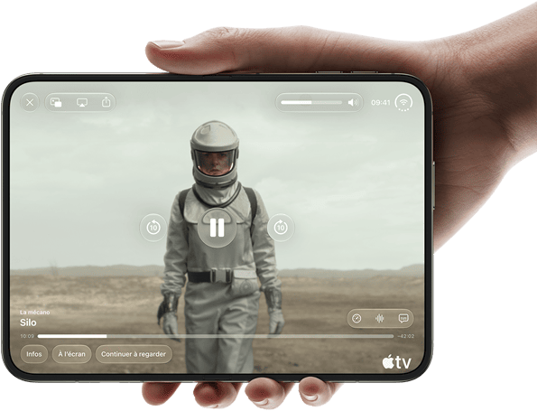 iPhone Duo, tenu à une main, ouvert en position horizontale, entièrement déplié, l’écran interne affichant la série Apple TV « Silo »