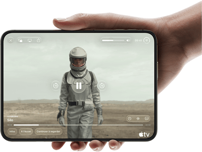 iPhone Duo, tenu à une main, ouvert en position horizontale, entièrement déplié, l’écran interne affichant la série Apple TV « Silo »