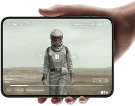 iPhone Duo, tenu à une main, ouvert en position horizontale, entièrement déplié, l’écran interne affichant la série Apple TV « Silo »