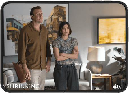 iPhone Duo, ouvert en position horizontale, la série Apple TV « Shrinking » est en cours de lecture à l’écran