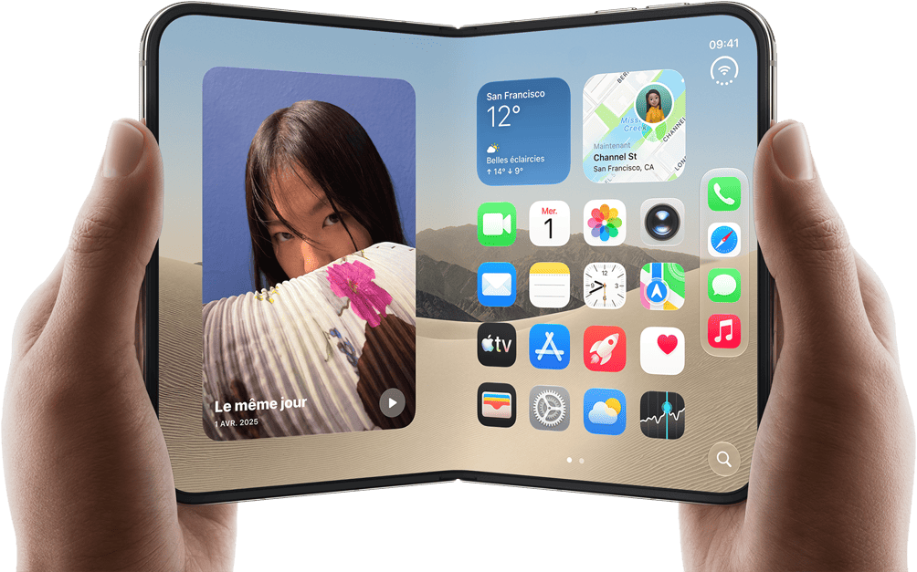 iPhone Duo, finition blanc stellaire, tenu à deux mains en mode paysage, déplié, l’écran interne affiche des photos sur le côté gauche, des apps sur le côté droit