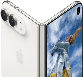 iPhone Duo, entrouvert à la manière d’un livre, mécanisme de la charnière au centre, volet extérieur arrière à gauche avec logo Apple et double caméra, écran externe à droite affichant le portrait d’une personne blonde