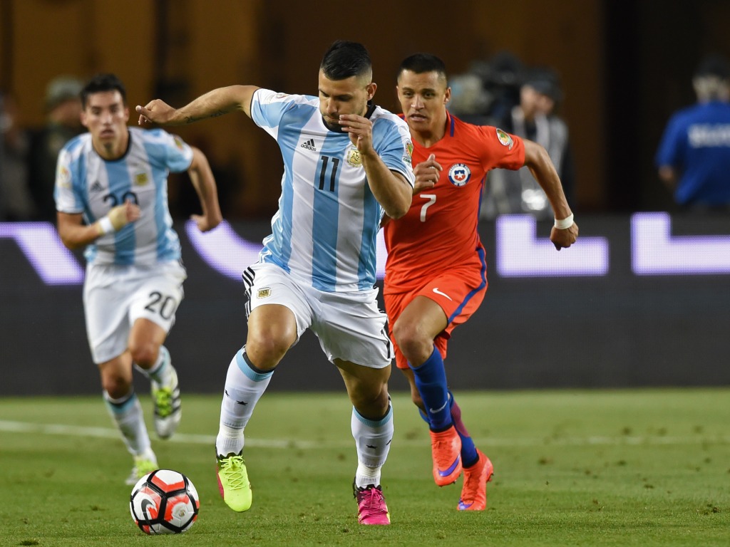 Sergio Agüero (Argentine) et Alexis Sanchez opposés lors de la Copa America 2016