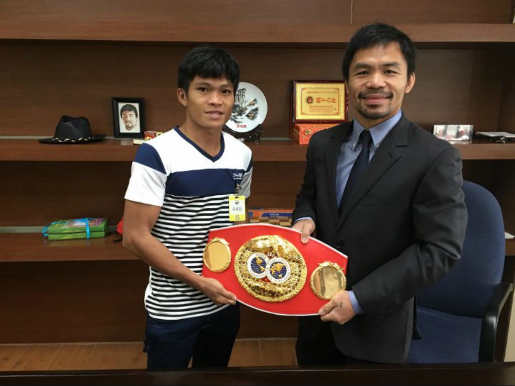 Jerwin Ancajas (à gauche) et Manny Pacquiao