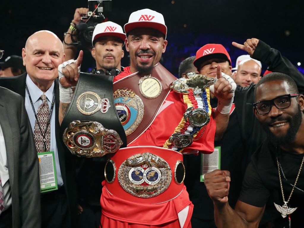 Andre Ward pose avec ses ceintures mondiales des mi-lourds