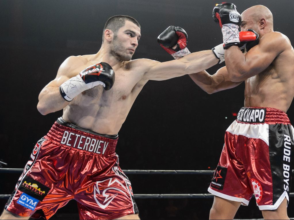 Artur Beterbiev (à gauche)