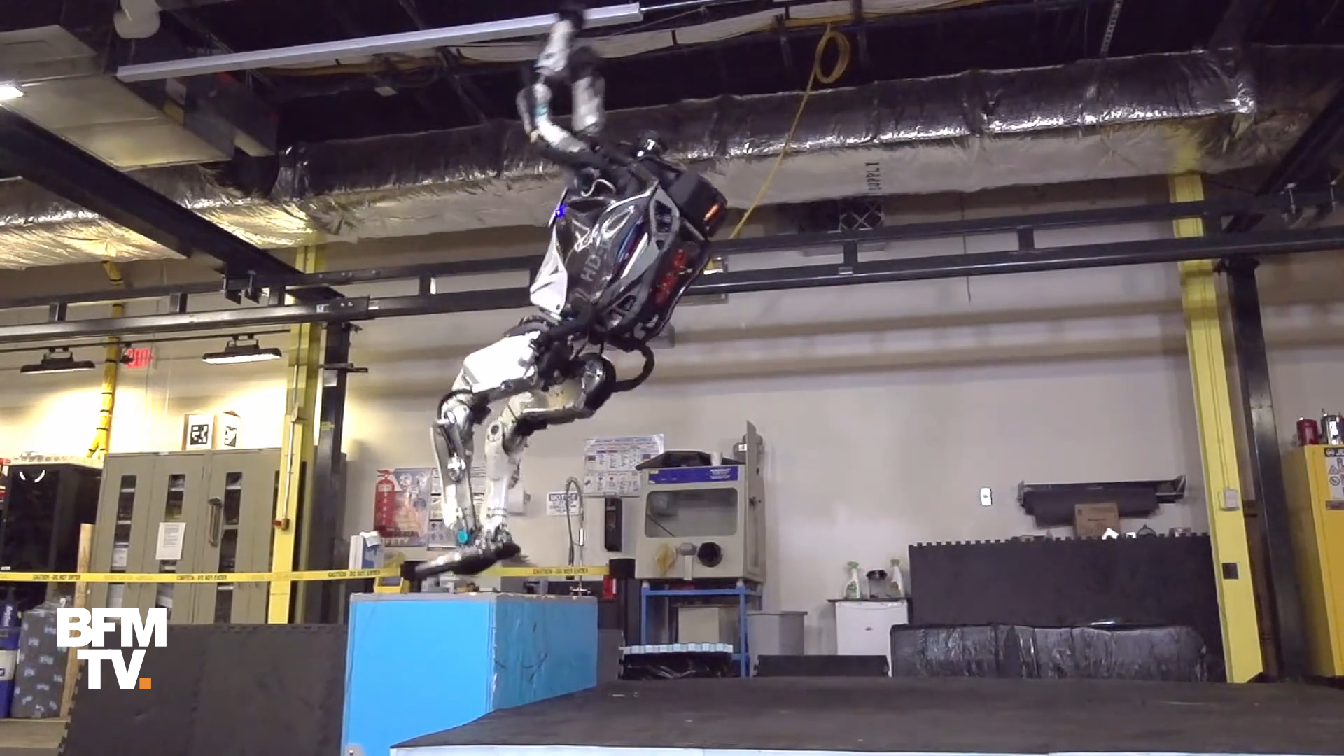 EN VIDEO - Atlas, le robot qui sait faire des saltos arrière