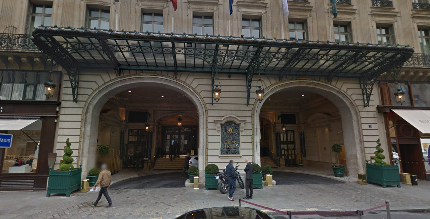 Des salariés de la propreté en grève manifestent dans les "beaux quartiers" de Paris
