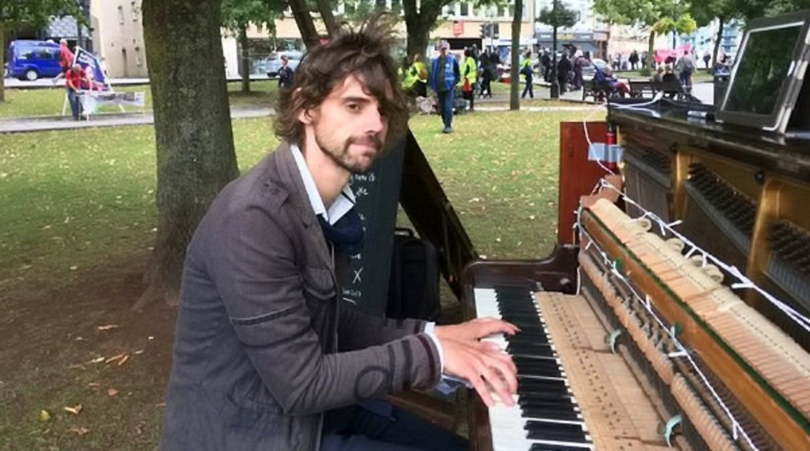 Pour reconquérir son ex, cet anglais joue non-stop du piano dans un parc public