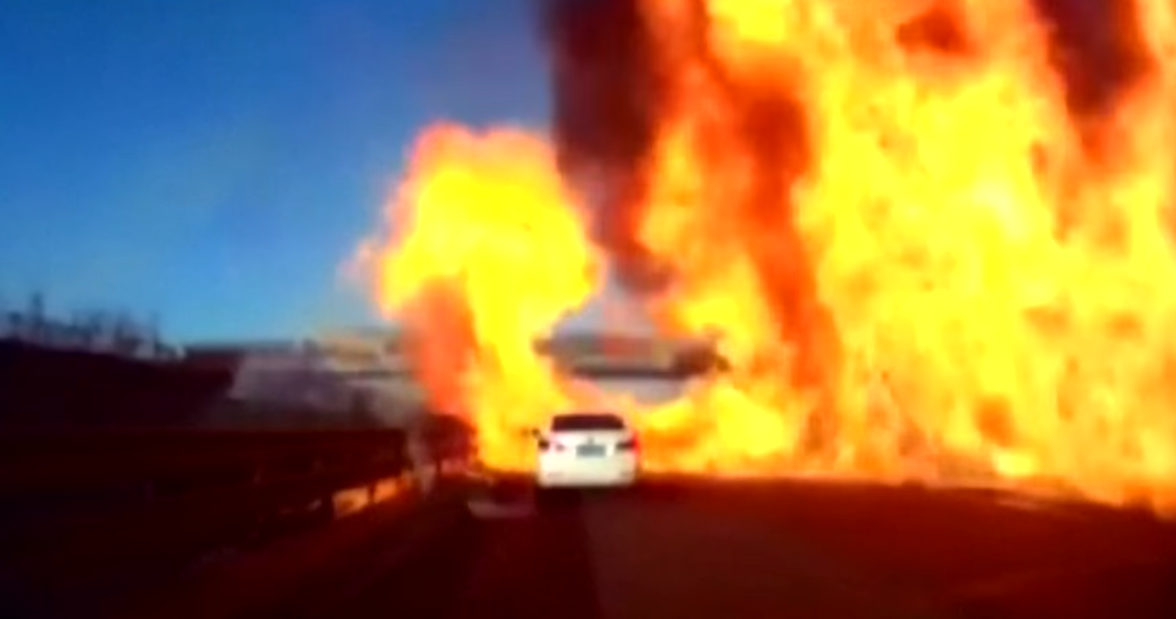 EN VIDEO - Chine: une autoroute prend feu en quelques secondes