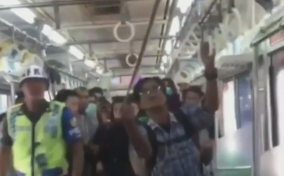 EN VIDEO - Indonésie: héros des réseaux sociaux pour avoir tué un serpent de ses mains