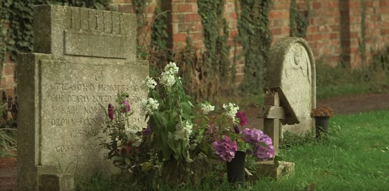 EN VIDEO - Qui est ce mystérieux inconnu qui dépose des fleurs sur une tombe depuis 1947?