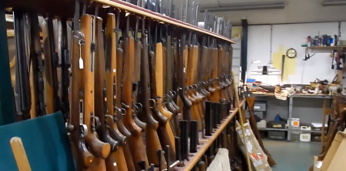 EN VIDEO - Boulogne-sur-Mer: un ancien armurier dissimulait un incroyable arsenal dans sa cave