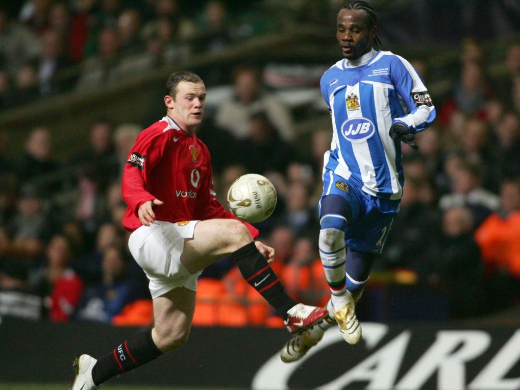 Pascal Chimbonda (à droite) face à Wayne Rooney (MU) avec Wigan